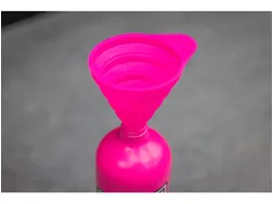 Tratt Muc-Off Silicone Funnel Pink S