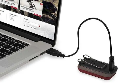 Central 50 laddas via Micro-USB kabel som medföljer