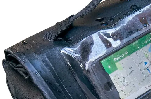 Håller innehållet torrt och fritt från damm tack vare svetsade sömmar (IP54) och rullstängning