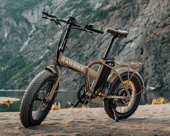 Närbild på sandfärgad Rawbike elmoped