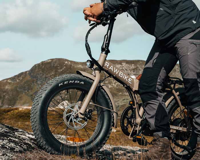 Miljöbild på sandfärgad Rawbike elmoped