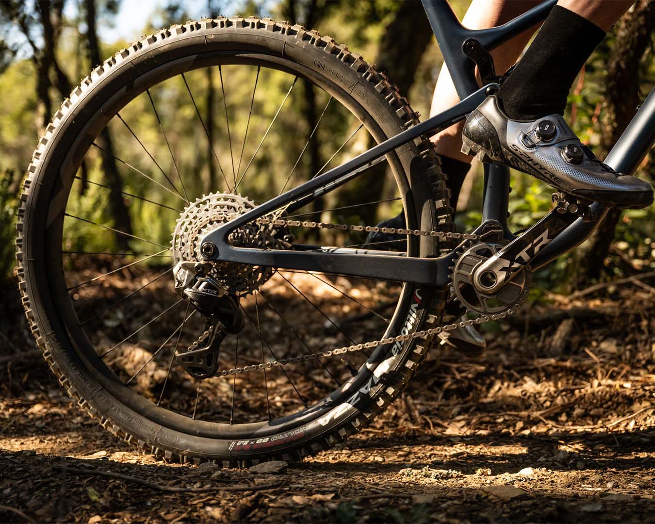 Närbild på Shimanos drivlina på en mountainbike
