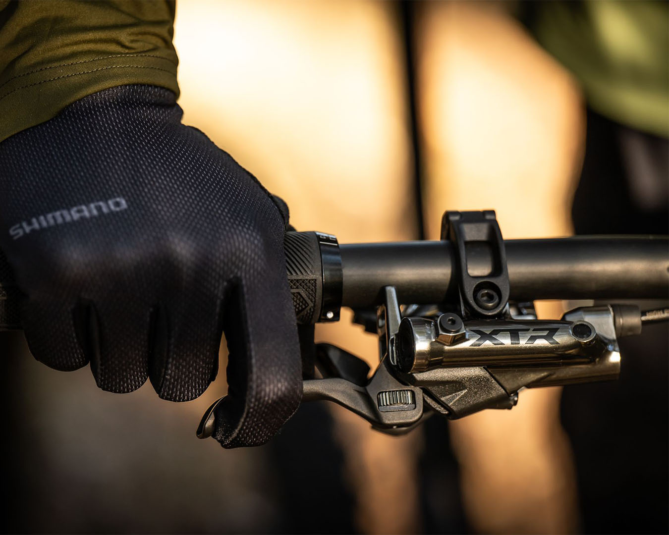 Hand som trycker på bromsreglaget på sin mountainbike