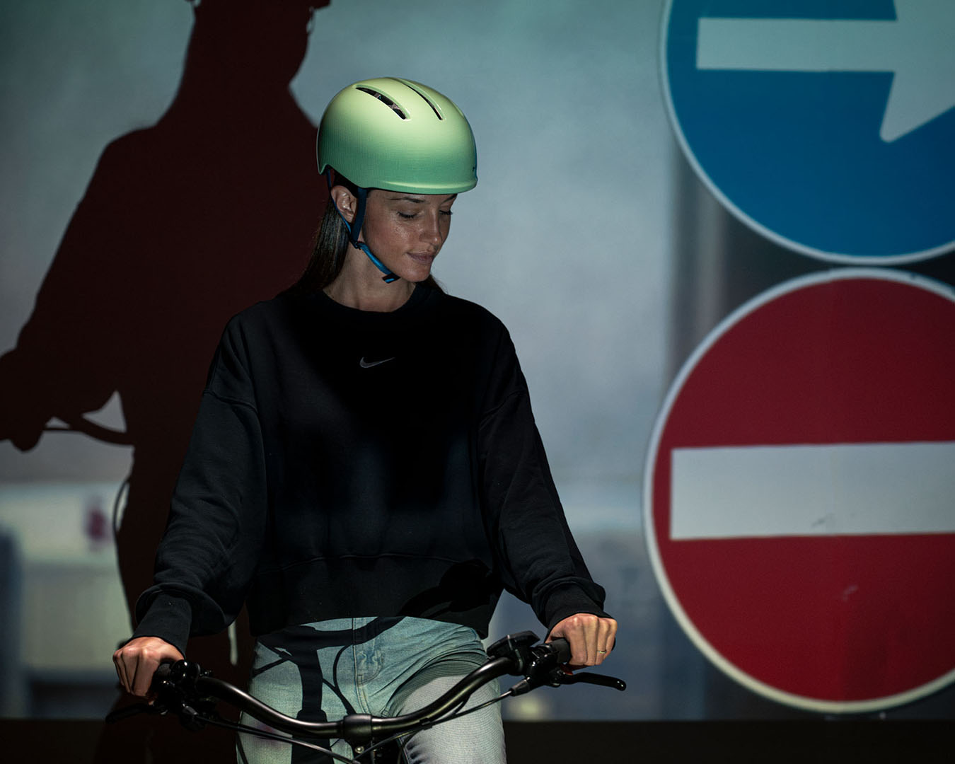 Person med grön pendlingshjälm från MET