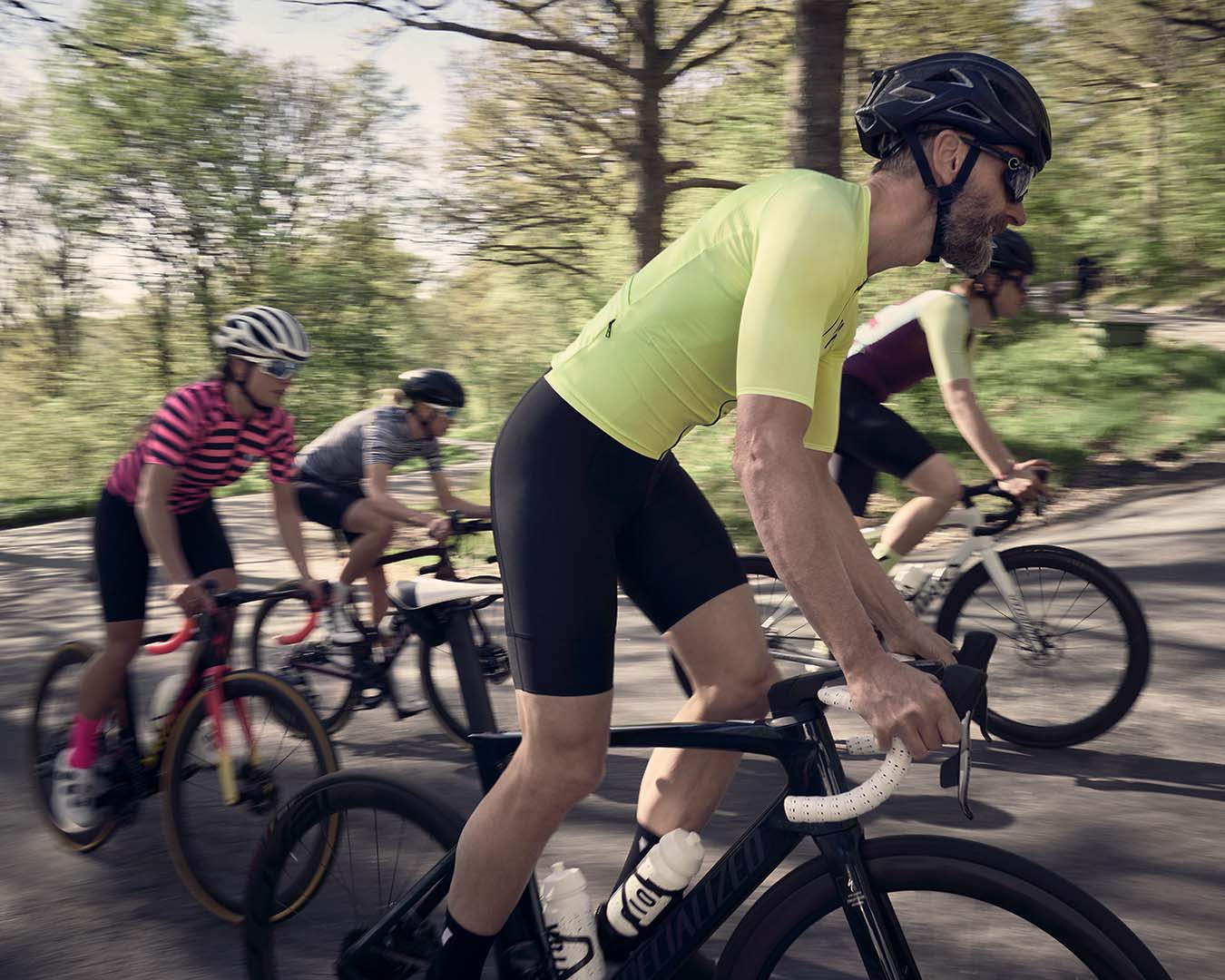 Fem personer som cyklar tillsammans i cykelkläder från Void
