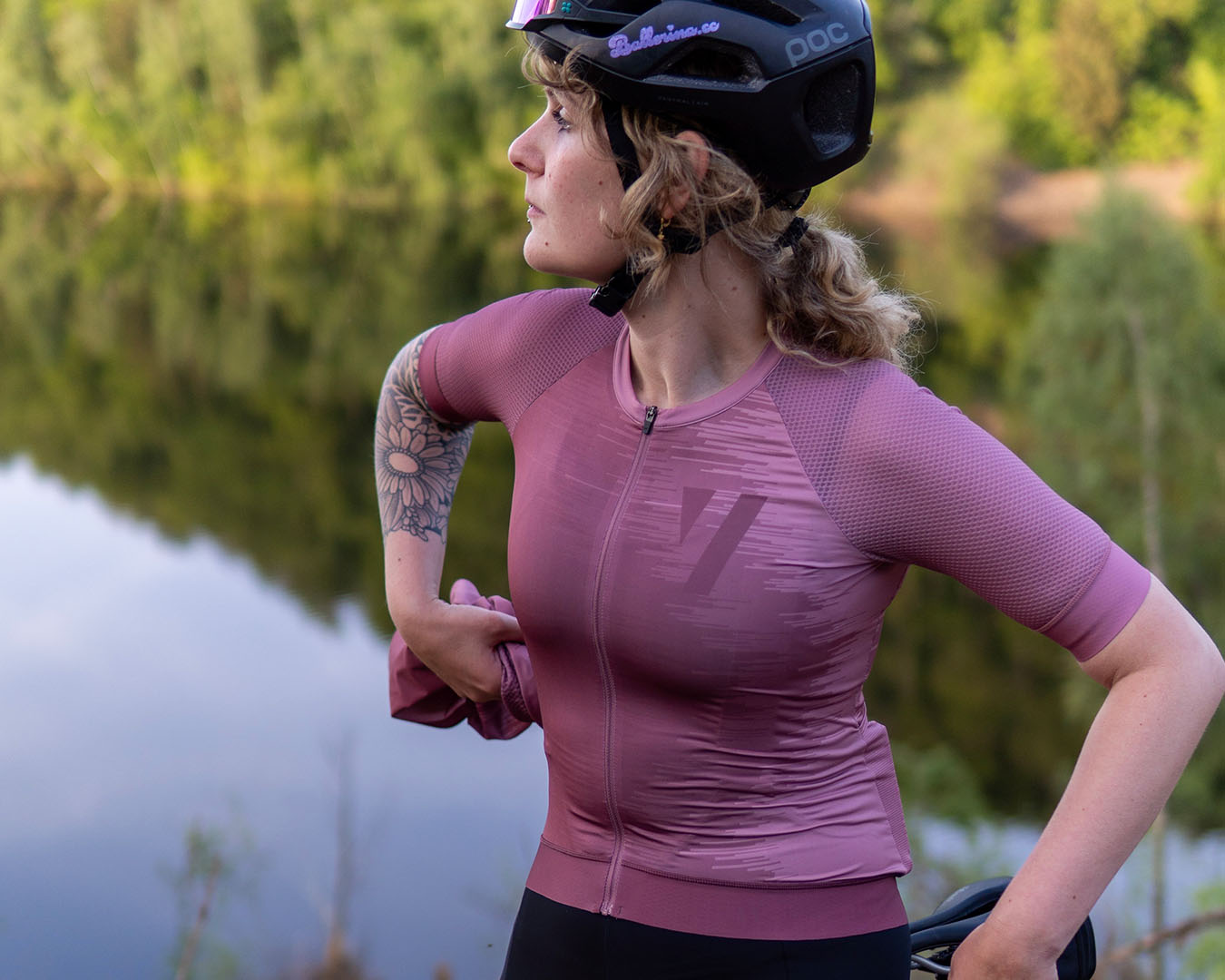 Porträttbild på en kvinna som bär en rosa cykeltröja från Void