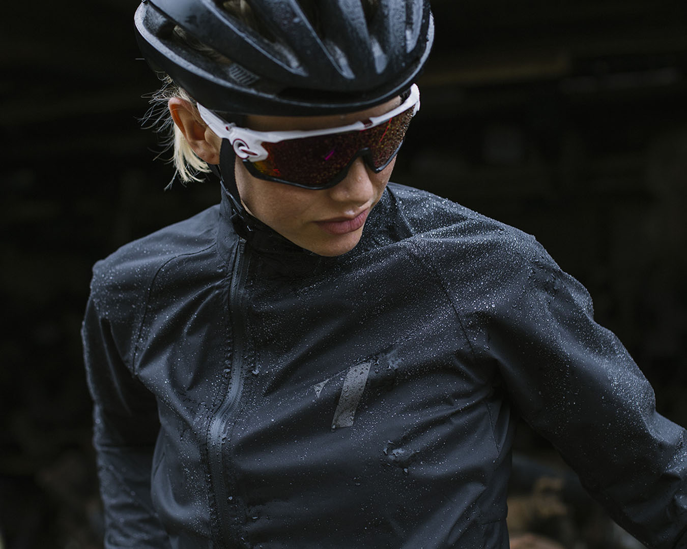 Kvinna som bär en svart cykeljacka på Void