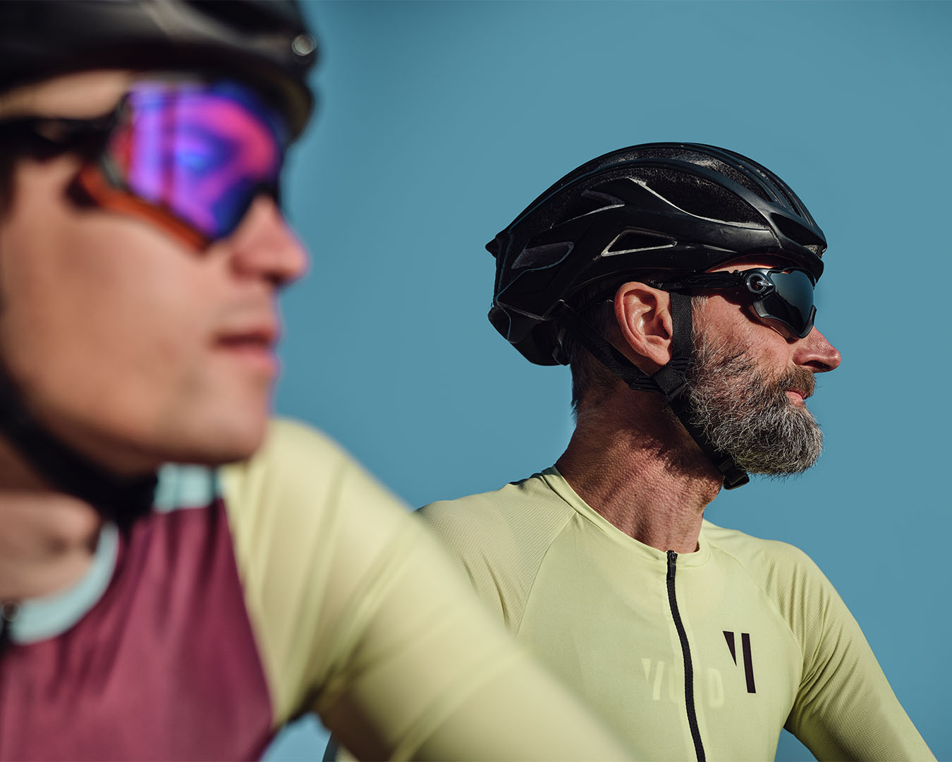 Man som bär en gul cykeltröja från Void