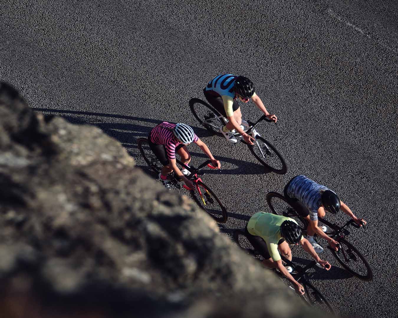 Fem personer som cyklar i grupp med kläder från Void på sig