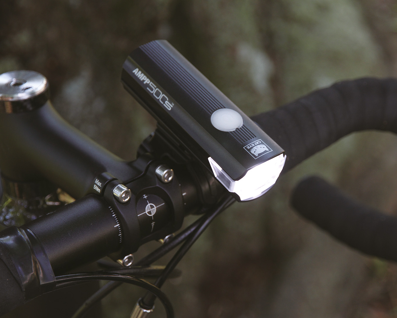 Detaljbild på en framlampa fäst på ett cykelstyre