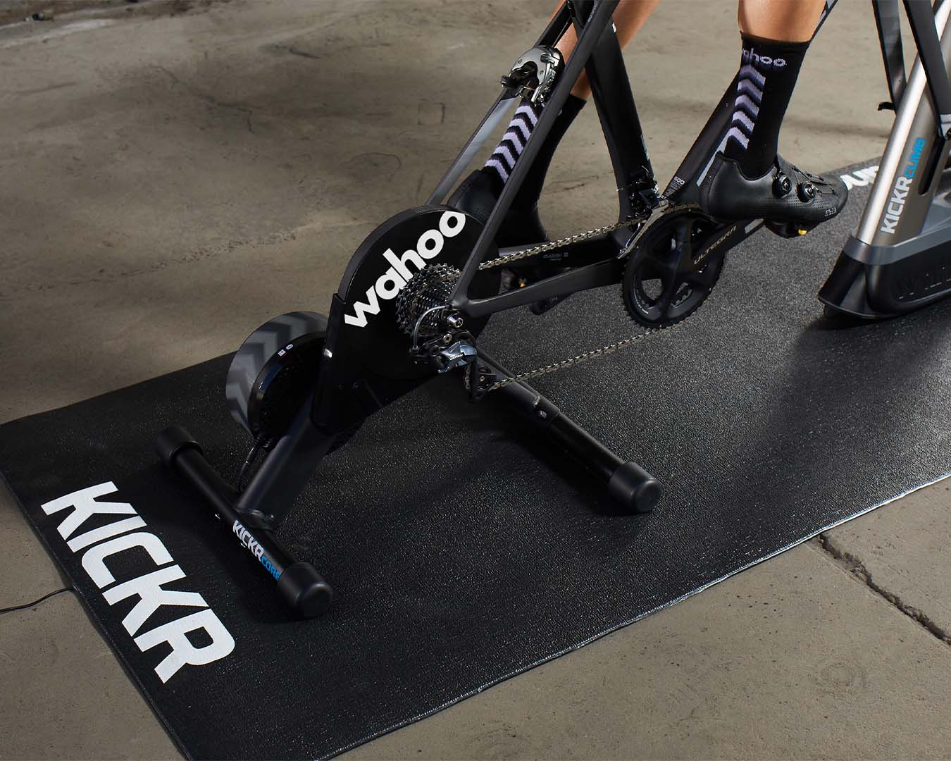Cykeltrainer som är uppställd på en trainermatta