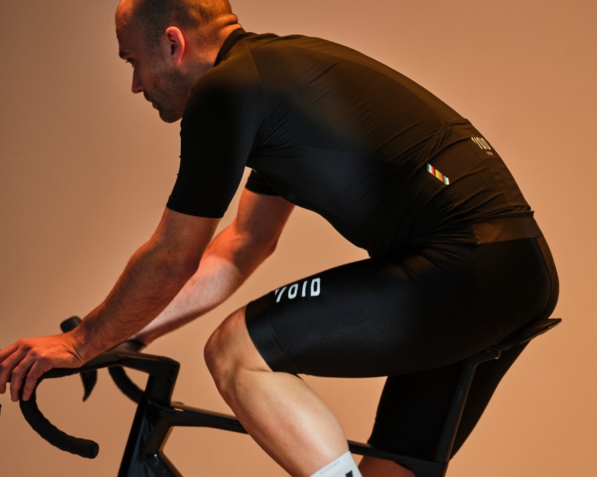 Man som bär en en svart cykeltröja från Void