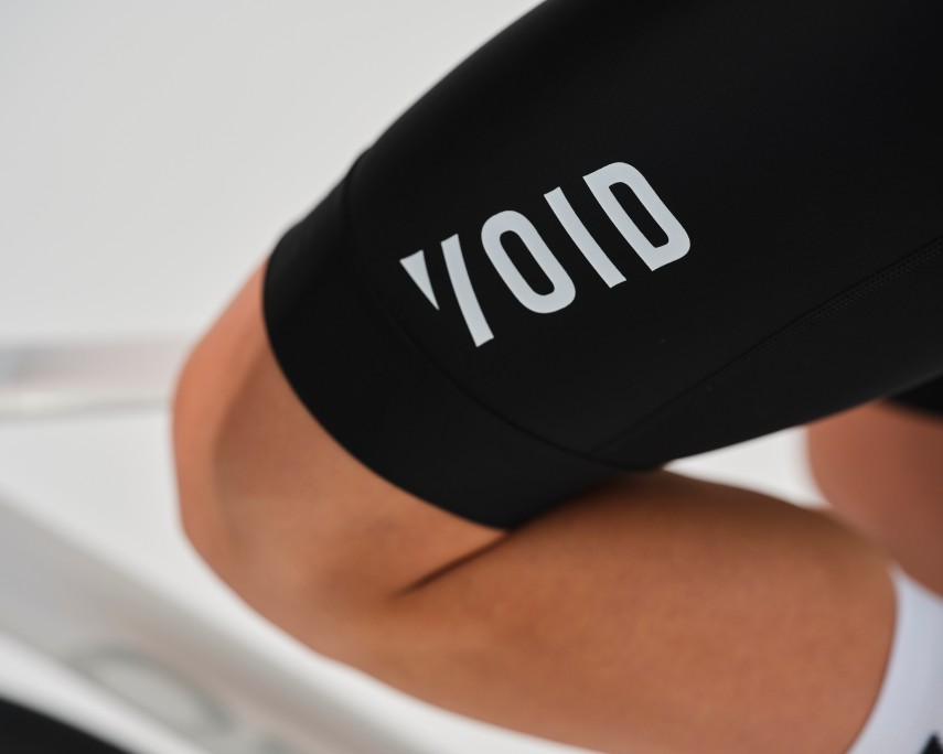 Studiobild på person som bär cykelkläder från Void