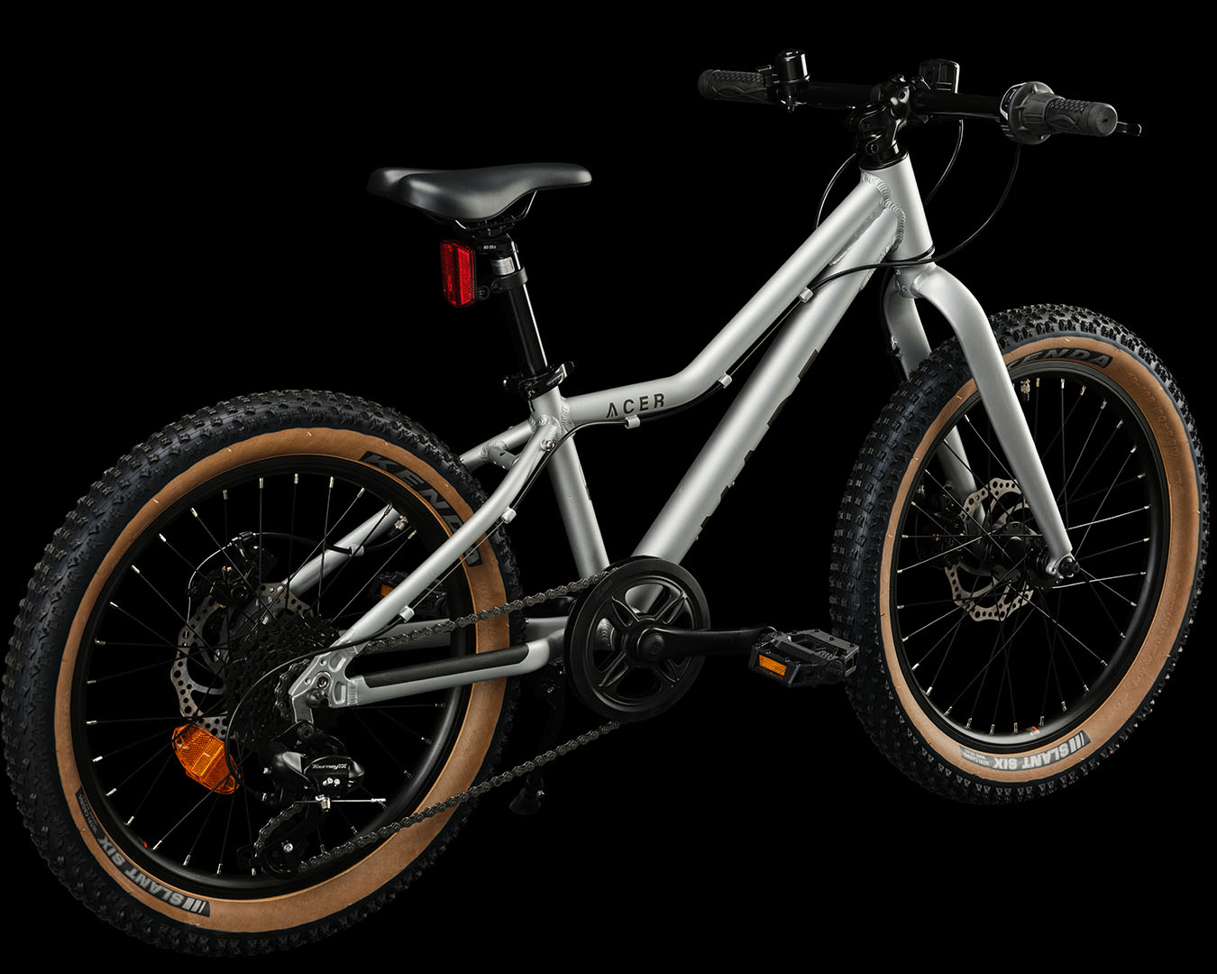 Studiobild på en silvrig barncykel från Made