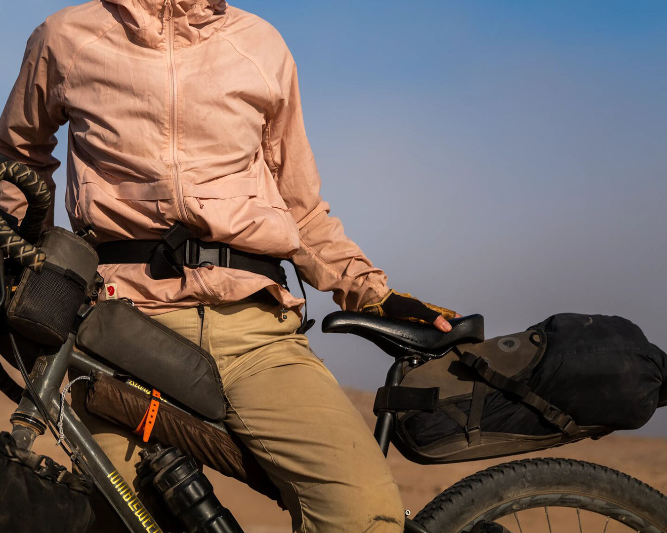 Cykel med cykelväskor på