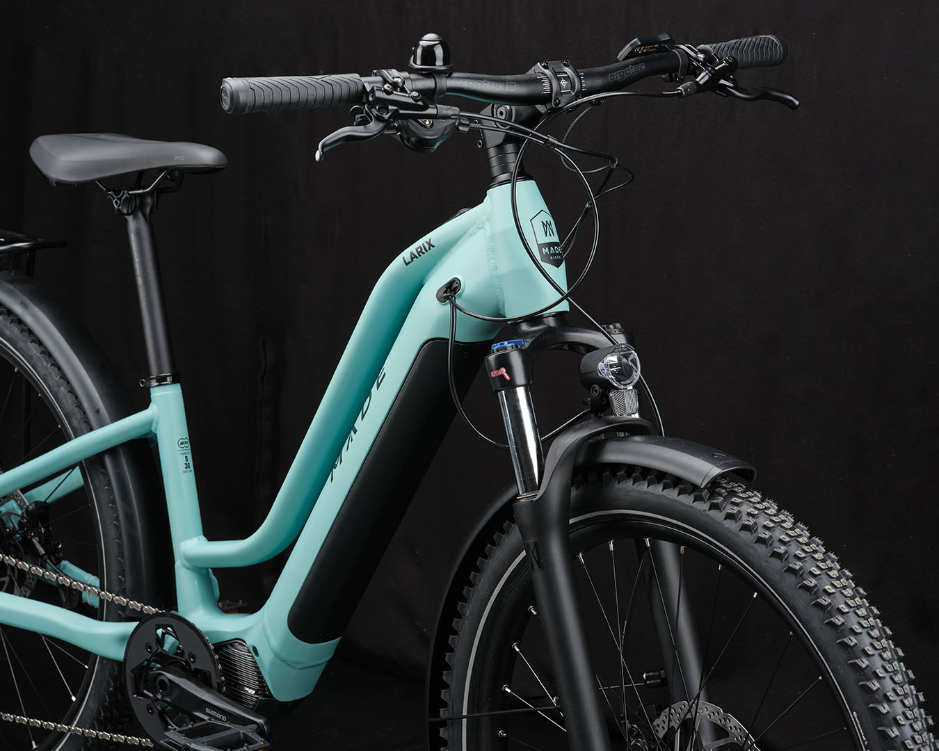 Studiobild på turkos elcykel från Made